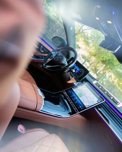Mercedes-Benz S-Class 580 4MATIC VII (W223), 2023 седан бизнес класса в Дубае от AVA car rental черный цвет | AUTO.AE