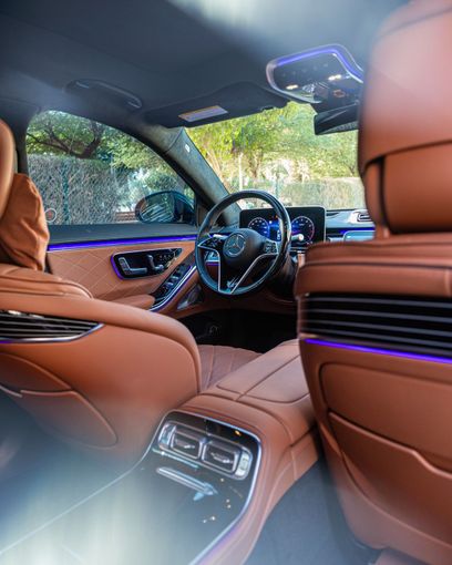 Mercedes-Benz S-Class 580 4MATIC VII (W223), 2023 седан бизнес класса в Дубае от AVA car rental черный цвет | AUTO.AE