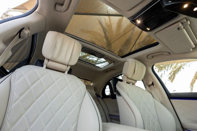 Подержанный Mercedes-Benz S-Class 580 4MATIC VII (W223), 4.0 л, 2024 в Дубае от Linda Cars Черный цвет. Европейская | AUTO.AE