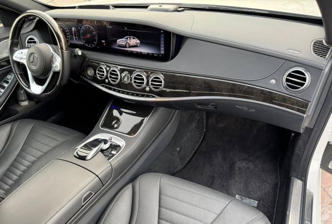 Подержанный Mercedes-Benz S-Class 560 VI (W222, C217) Рестайлинг, 4.0 л, 2018 в Дубае от Saeed Auto Белый цвет. Японская | AUTO.AE