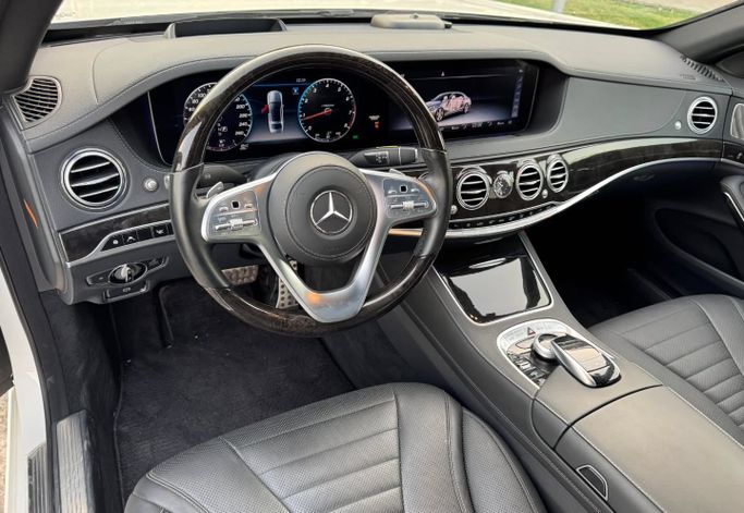 Подержанный Mercedes-Benz S-Class 560 VI (W222, C217) Рестайлинг, 4.0 л, 2018 в Дубае от Saeed Auto Белый цвет. Японская | AUTO.AE