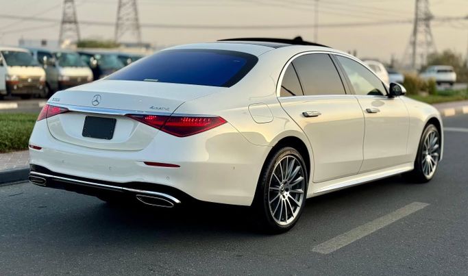 Used Mercedes-Benz S-Class 500 4MATIC VII (W223), 3.0 l, 2022 in Dubai by Saeed Auto, White color. Japanese Specs | AUTO.AE