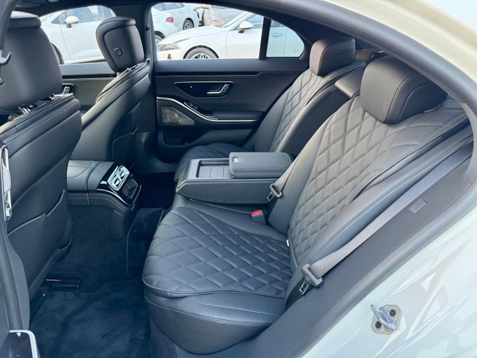 Подержанный Mercedes-Benz S-Class 400 d 4MATIC VII (W223), 2.9 л, 2023 в Дубае от Saeed Auto Белый цвет. Японская | AUTO.AE