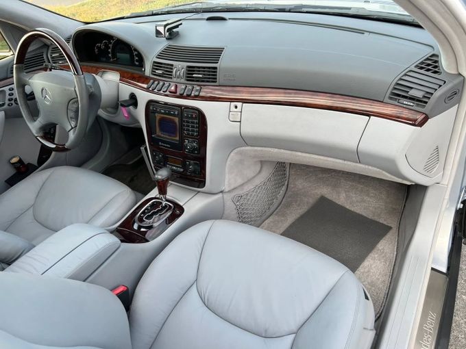 Подержанный Mercedes-Benz S-Class 500 IV (W220), 5.0 л, 2000 в Дубае от Saeed Auto Серый цвет. Японская | AUTO.AE