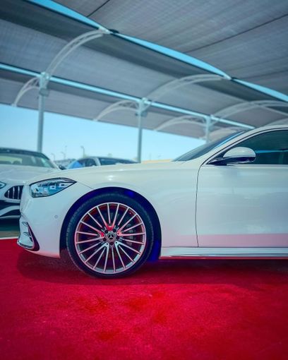 Used Mercedes-Benz S-Class 500 4MATIC VII (W223), 3.0 l, 2022 in Dubai by Lakhani Motors, White color. Japanese Specs | AUTO.AE