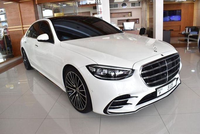 Used Mercedes-Benz S-Class 500 4MATIC VII (W223), 3.0 l, 2022 in Dubai by Albakheet Motors, White color. GCC Specs | AUTO.AE