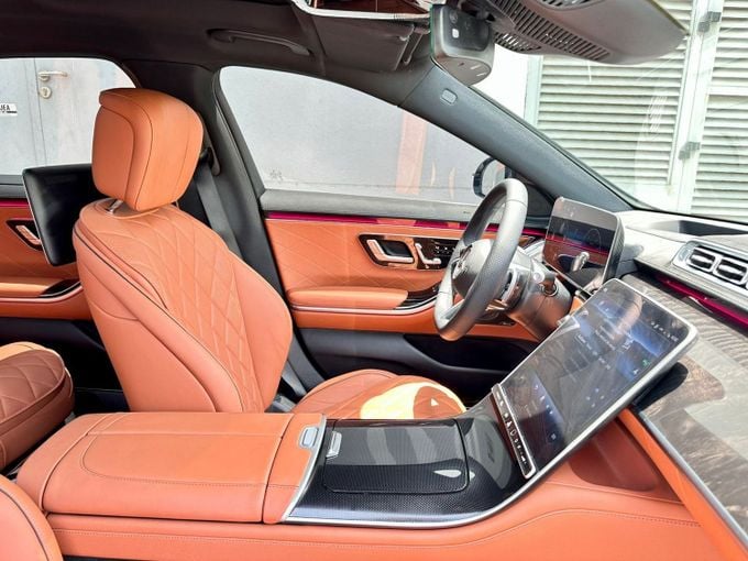 Подержанный Mercedes-Benz S-Class 500 4MATIC VII (W223), 3.0 л, 2024 в Дубае от Express Motors Черный цвет. Корейская | AUTO.AE