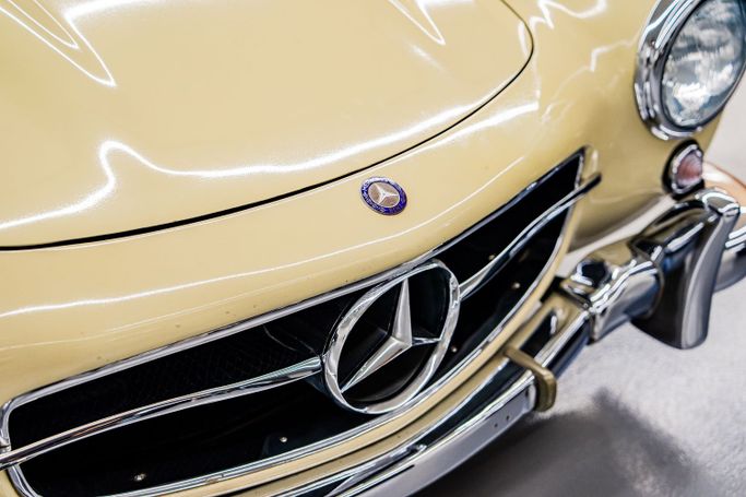 Подержанный Mercedes-Benz SL-Class 300 W198, 3.0 л, 1955 в Дубае Бежевый цвет. Европейская | AUTO.AE