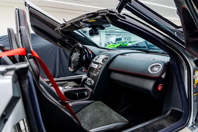 Новый Mercedes-Benz SLR McLaren 722, 5.4 л, 2009 в Дубае Серебристый цвет. Европейская | AUTO.AE
