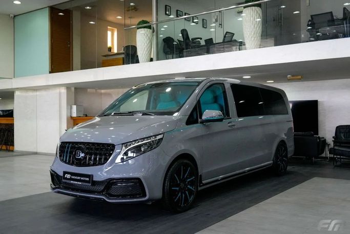 Новый Mercedes-Benz V-Class 250 III (W447), 2.0 л, 2023 в Дубае от Fakhoury Серый цвет. GCC | AUTO.AE
