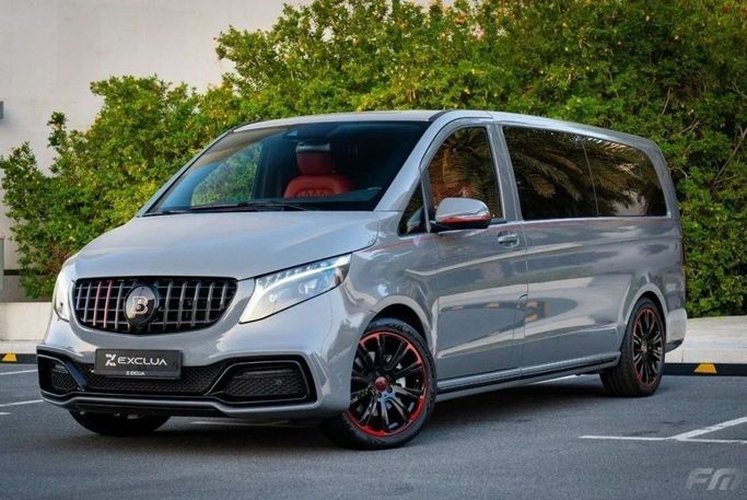 Новый Mercedes-Benz V-Class 250 III (W447), 2.0 л, 2023 в Дубае от Fakhoury Серый цвет. GCC | AUTO.AE
