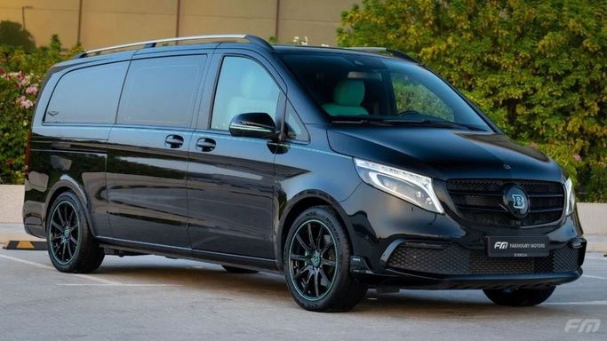 Новый Mercedes-Benz V-Class 250 III (W447), 2.0 л, 2022 в Дубае от Fakhoury Черный цвет. GCC | AUTO.AE