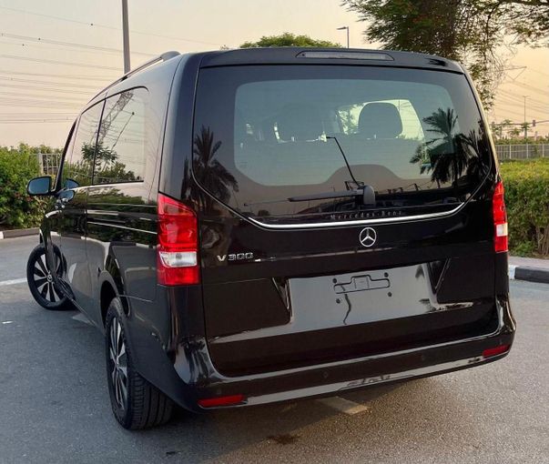 Новый Mercedes-Benz V-Class 300 III (W447) Рестайлинг 2, 2.0 л, 2025 в Дубае от Auto Gallery DXB Черный цвет. GCC | AUTO.AE