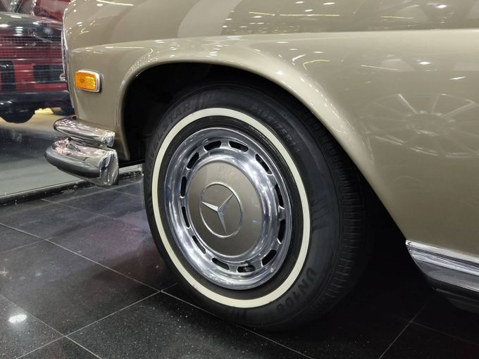 Подержанный Mercedes-Benz W111, 3.5 л, 1971 в Дубае от STAR COLLECTION LLC Золотистый цвет. Американская | AUTO.AE