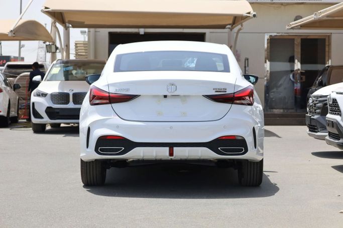 Новый MG 5 II Рестайлинг, 1.5 л, 2025 в Дубае от JES Motors Белый цвет.  | AUTO.AE