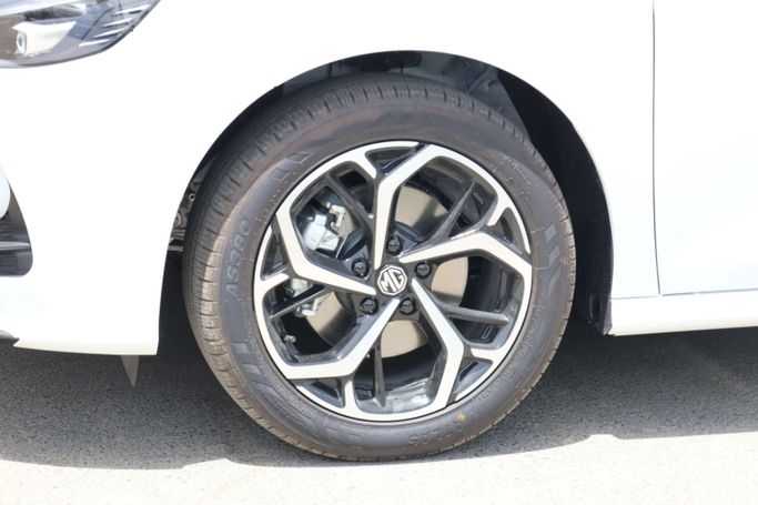 Новый MG 5 II Рестайлинг, 1.5 л, 2025 в Дубае от JES Motors Белый цвет.  | AUTO.AE