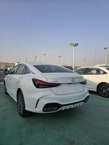 Новый MG 5 II Рестайлинг, 1.5 л, 2025 в Дубае от Mohamed Hakim Motors Белый цвет. Other | AUTO.AE