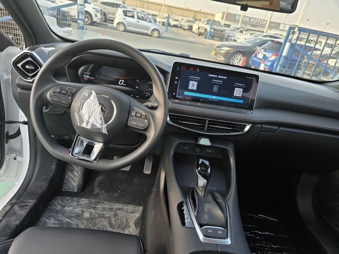 Новый MG 5 II Рестайлинг, 1.5 л, 2025 в Дубае от Mohamed Hakim Motors Белый цвет. Other | AUTO.AE