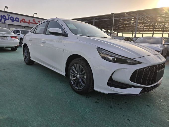 Новый MG 5 II Рестайлинг, 1.5 л, 2025 в Дубае от Mohamed Hakim Motors Белый цвет. Other | AUTO.AE