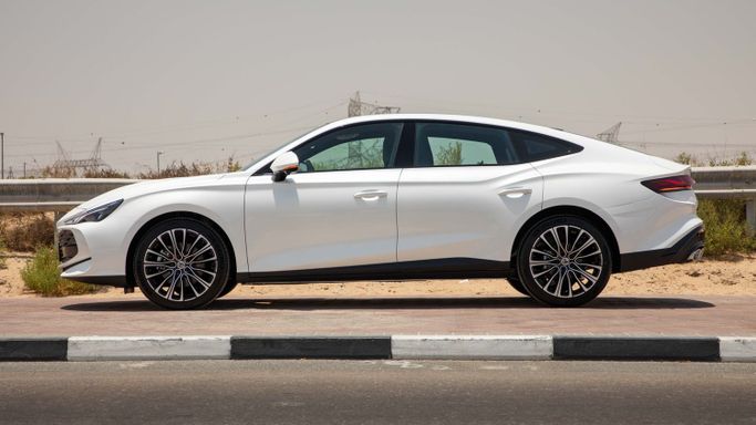 Новый MG 7, 2.0 л, 2025 в Дубае от Dresden Motors Белый цвет. Китайская | AUTO.AE