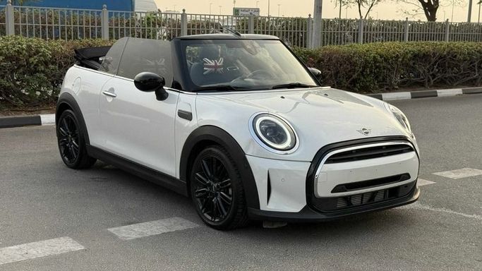 Подержанный MINI Cabrio IV, 2.0 л, 2024 в Дубае от Royal Motors Белый цвет. GCC | AUTO.AE