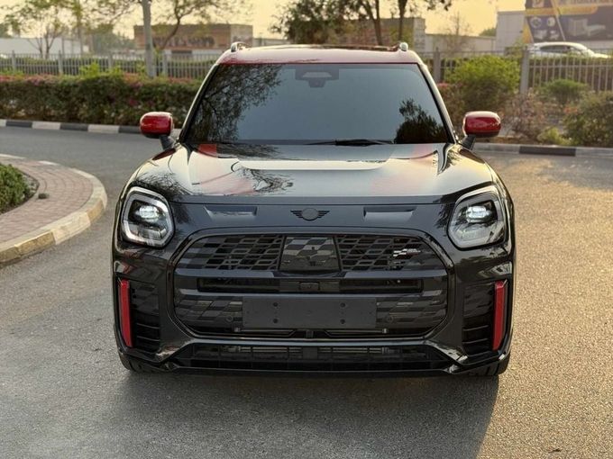 Подержанный MINI Countryman D III, 2.0 л, 2024 в Дубае от Royal Motors Черный цвет. GCC | AUTO.AE