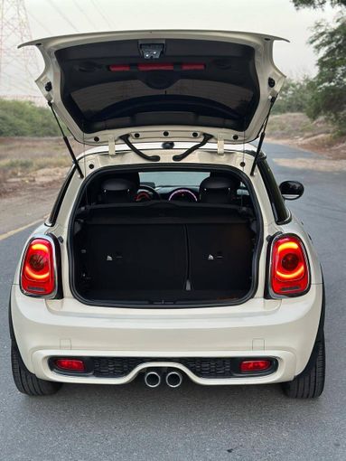 Подержанный MINI Countryman Cooper S II, 2.0 л, 2018 в Дубае от Alzahiah Cars Белый цвет. GCC | AUTO.AE