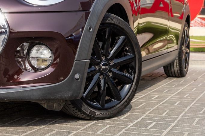 Подержанный MINI Hatch Cooper III (F55/F56) Рестайлинг, 1.5 л, 2019 в Дубае от Linda Cars Бордовый цвет. GCC | AUTO.AE