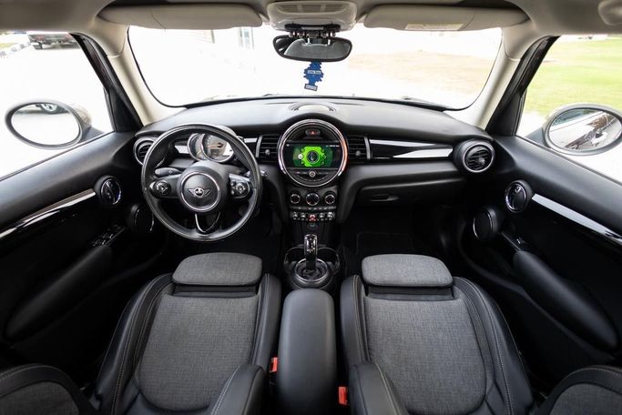 Подержанный MINI Hatch Cooper III (F55/F56) Рестайлинг, 1.5 л, 2019 в Дубае от Linda Cars Бордовый цвет. GCC | AUTO.AE