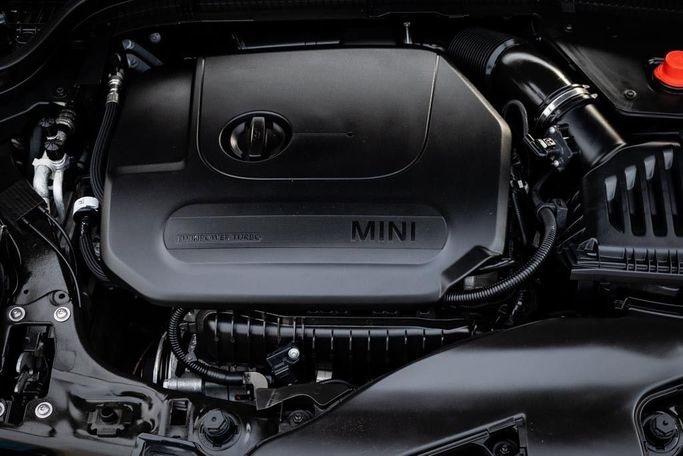 Подержанный MINI Hatch Cooper III (F55/F56) Рестайлинг, 1.5 л, 2019 в Дубае от Linda Cars Бордовый цвет. GCC | AUTO.AE