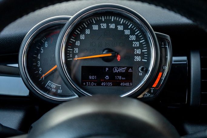 Подержанный MINI Hatch Cooper III (F55/F56) Рестайлинг, 1.5 л, 2019 в Дубае от Linda Cars Бордовый цвет. GCC | AUTO.AE