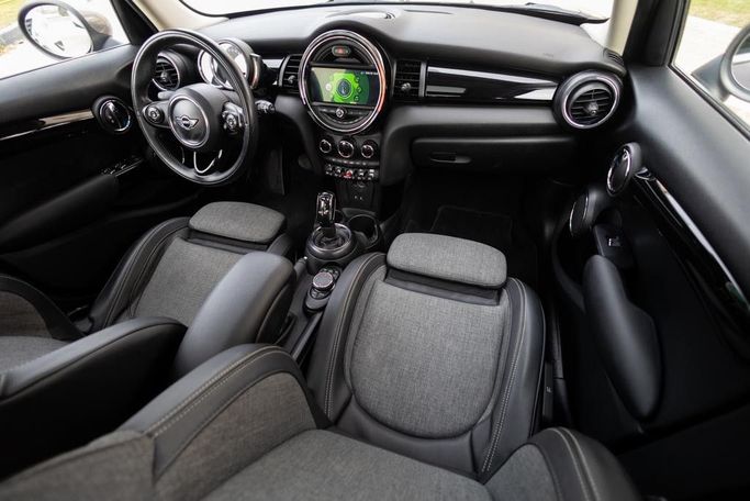 Подержанный MINI Hatch Cooper III (F55/F56) Рестайлинг, 1.5 л, 2019 в Дубае от Linda Cars Бордовый цвет. GCC | AUTO.AE