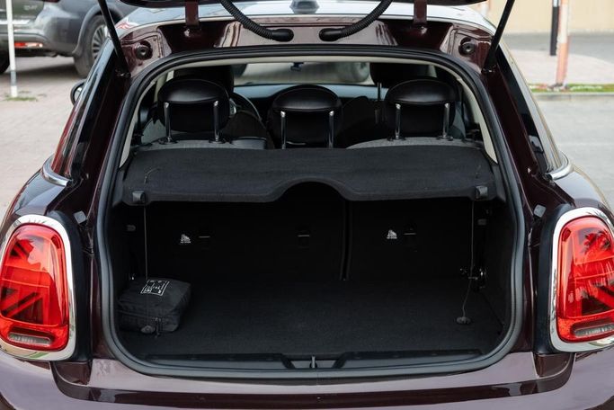 Подержанный MINI Hatch Cooper III (F55/F56) Рестайлинг, 1.5 л, 2019 в Дубае от Linda Cars Бордовый цвет. GCC | AUTO.AE