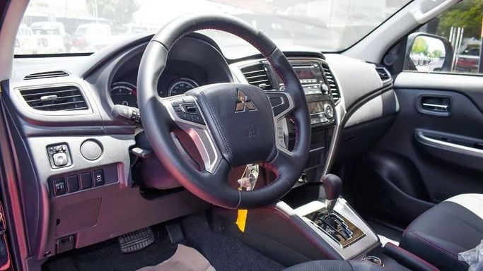 جديدة Mitsubishi L200 شد الوجه V, 2.4 l, 2023 في في دبي من High Line Auto، اللون أسود. مواصفات الخليج | AUTO.AE