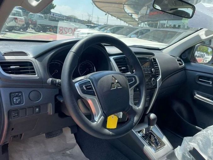 جديدة Mitsubishi L200 شد الوجه V, 2.4 l, 2023 في في دبي من High Line Auto، اللون أبيض. مواصفات الخليج | AUTO.AE