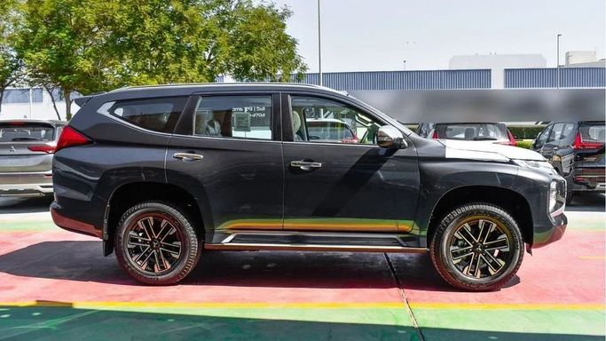 جديدة Mitsubishi Montero Sport ثالثاً شد الوجه, 3.0 l, 2023 في في دبي من High Line Auto، اللون أسود. مواصفات الخليج | AUTO.AE