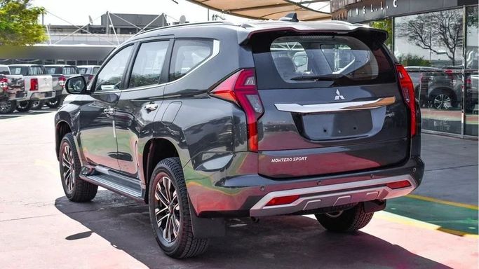 جديدة Mitsubishi Montero Sport ثالثاً شد الوجه, 3.0 l, 2023 في في دبي من High Line Auto، اللون أسود. مواصفات الخليج | AUTO.AE