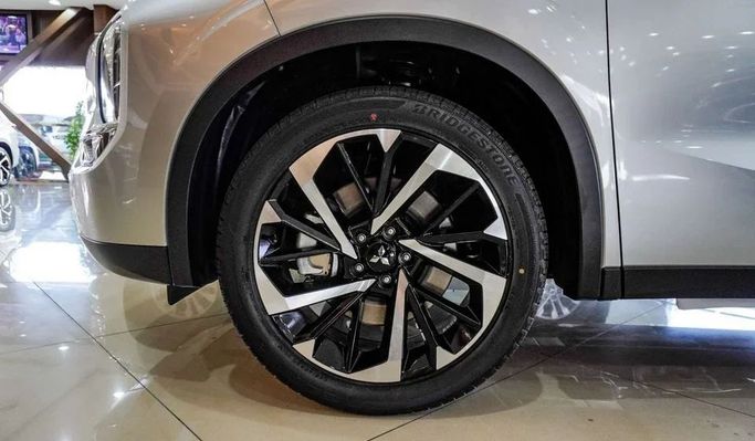 جديدة Mitsubishi Outlander IV, 2.5 l, 2025 في في دبي من High Line Auto، اللون فضي. مواصفات الخليج | AUTO.AE