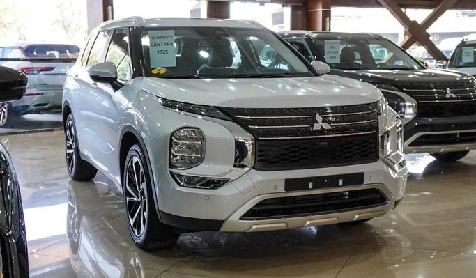 New Mitsubishi Outlander IV, 2.5 l, 2025 in Dubai by High Line Auto, White color. GCC Specs | AUTO.AE