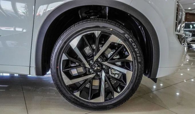 جديدة Mitsubishi Outlander IV, 2.5 l, 2024 في في دبي من High Line Auto، اللون أبيض. أخرى | AUTO.AE