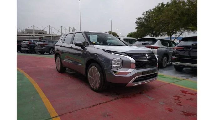 New Mitsubishi Outlander IV, 2.5 l, 2023 in Dubai by High Line Auto, Grey color. GCC Specs | AUTO.AE