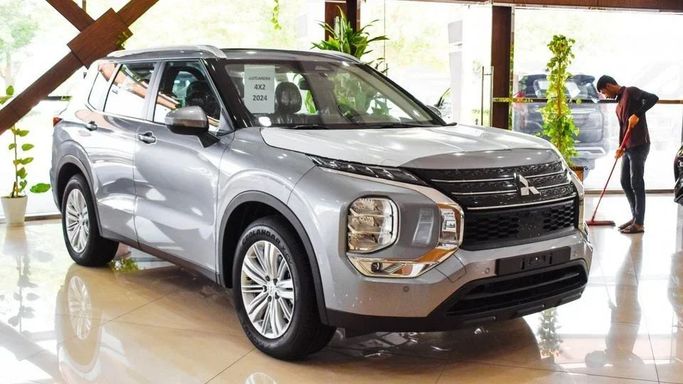 Новый Mitsubishi Outlander IV, 2.5 л, 2024 в Дубае от High Line Auto Серебристый цвет. GCC | AUTO.AE