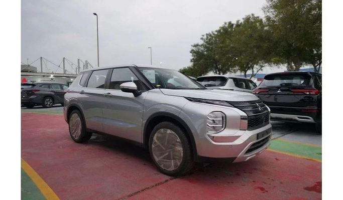 Новый Mitsubishi Outlander IV, 2.5 л, 2023 в Дубае от High Line Auto Серебристый цвет. GCC | AUTO.AE