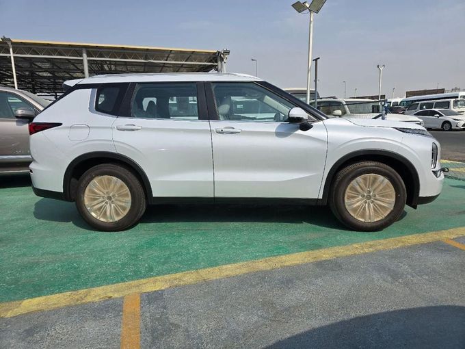New Mitsubishi Outlander IV Facelift, 2.4 l, 2025 in Dubai by Mohamed Hakim Motors, White color. Other | AUTO.AE
