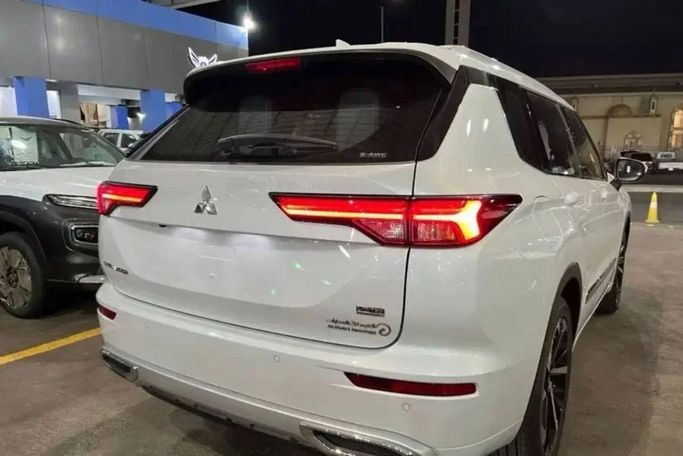 New Mitsubishi Outlander IV, 2.5 l, 2023 in Dubai by Mohamed Hakim Motors, White color. GCC Specs | AUTO.AE