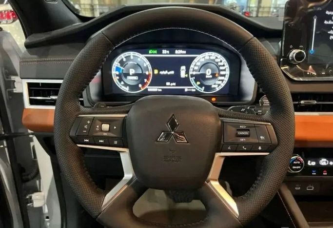 New Mitsubishi Outlander IV, 2.5 l, 2023 in Dubai by Mohamed Hakim Motors, White color. GCC Specs | AUTO.AE