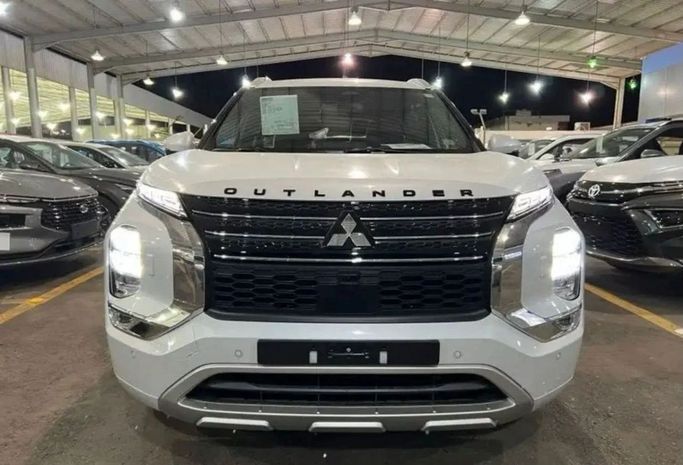 New Mitsubishi Outlander IV, 2.5 l, 2023 in Dubai by Mohamed Hakim Motors, White color. GCC Specs | AUTO.AE