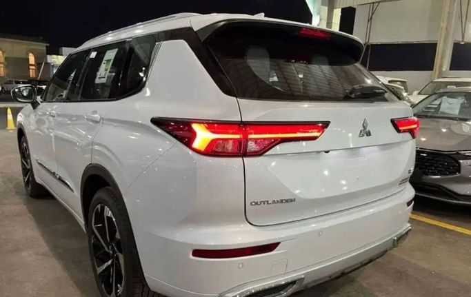 New Mitsubishi Outlander IV, 2.5 l, 2023 in Dubai by Mohamed Hakim Motors, White color. GCC Specs | AUTO.AE