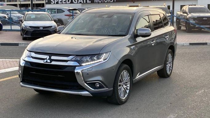 Подержанный Mitsubishi Outlander PHEV III Рестайлинг 3, 2.4 л, 2020 в Дубае от Alhamd Motors Серый цвет. Other | AUTO.AE