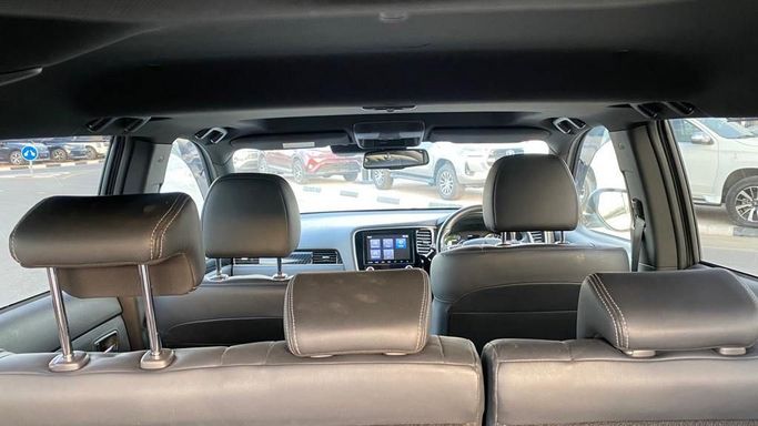 Подержанный Mitsubishi Outlander PHEV III Рестайлинг 3, 2.4 л, 2020 в Дубае от Alhamd Motors Серый цвет. Other | AUTO.AE